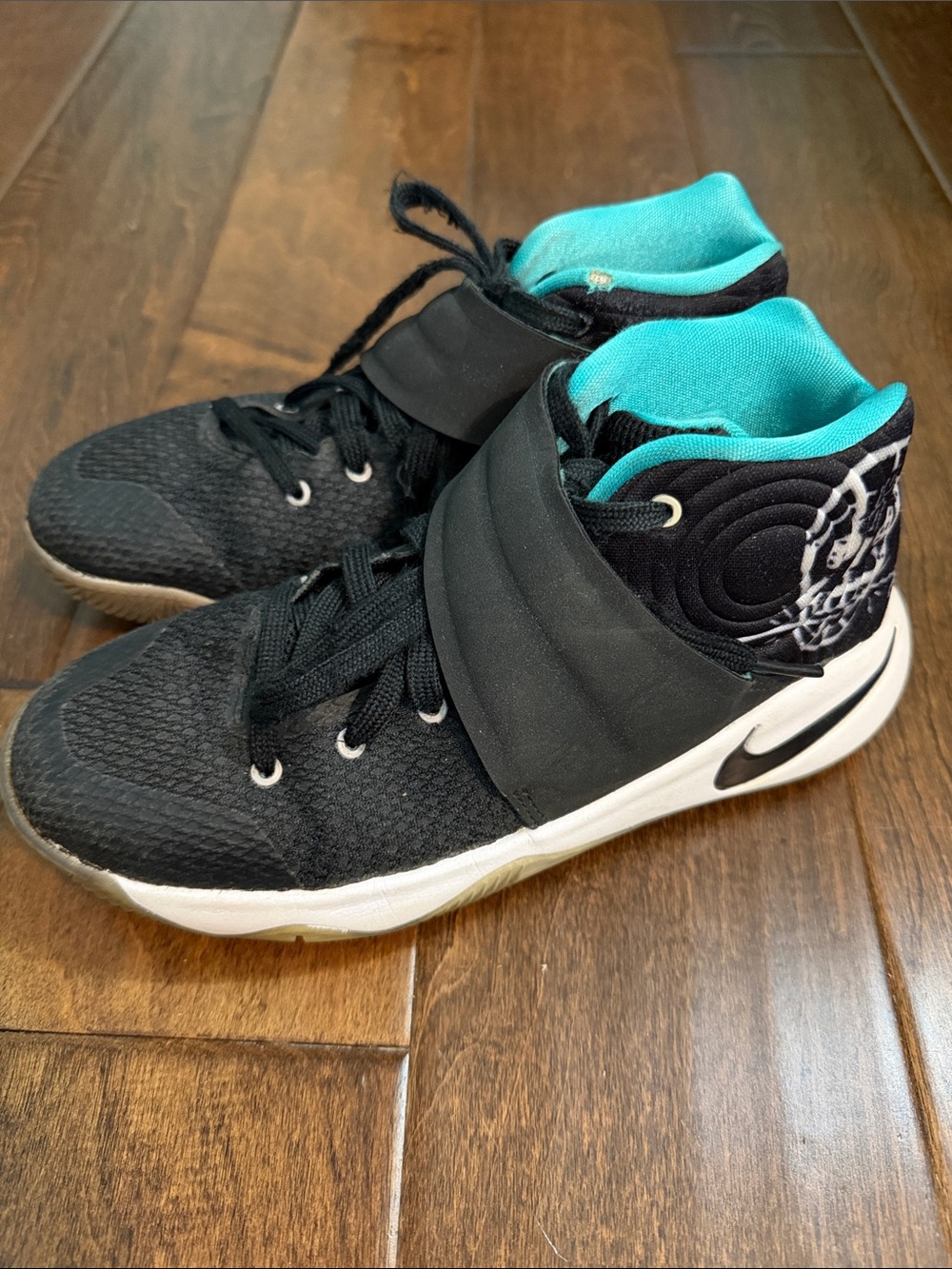 Boys Nike Kyrie 2 Skateboard basketball shoes sneakers.
